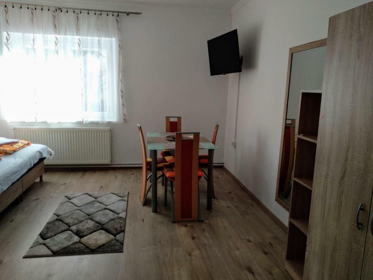 Fuege Vendeghaz Hotel Mişcolţ Exterior foto